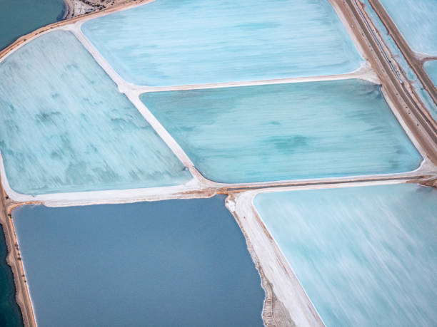 塩の作品の航空写真 - salt pond ストックフォトと画像