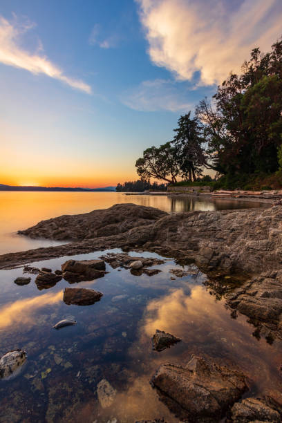 belo pôr do sol da colúmbia britânica - vertical color image vancouver sea - fotografias e filmes do acervo