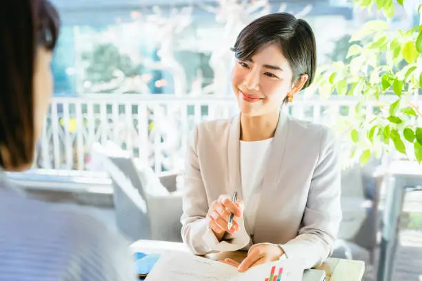 Women listening to explanations (customers, proposals, guidance)