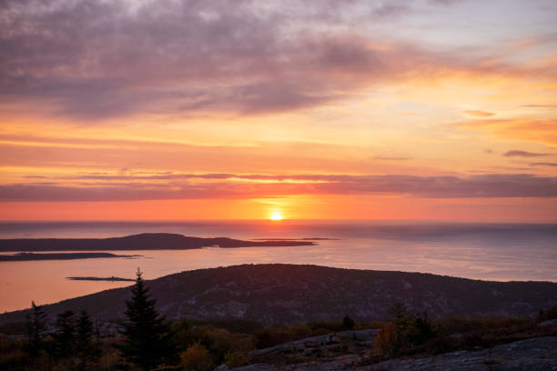 alba dalla cima della cadillac mountain - cadillac mountain maine new england usa foto e immagini stock