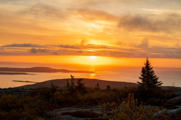 캐딜락 산 정상에서 일출 - cadillac mountain maine new england usa 뉴스 사진 이미지