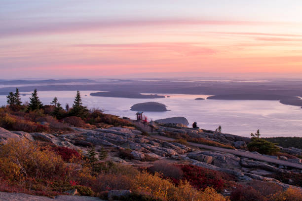 morgendämmerung auf dem gipfel des cadillac mountain - cadillac mountain stock-fotos und bilder