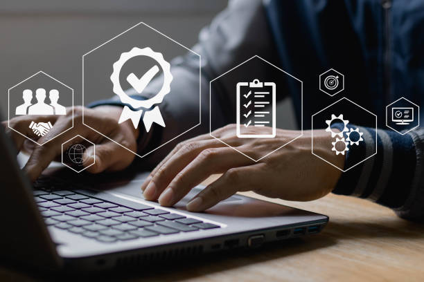 ISO standards quality control concept. Businessman using laptop computer with quality assurance and document icon for ISO or International Standard Organization which related quality control. concepto de control de calidad de las normas iso. hombre de negocios que utiliza una computadora portátil con garantía de calidad e ícono de documento para iso u organización internacional de estándares que relacionaba el control de calidad.