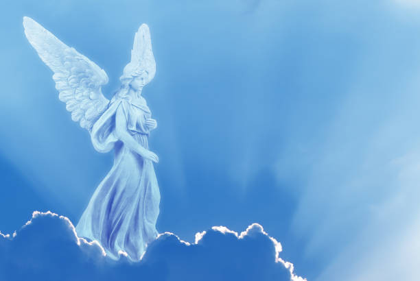 bellissimo angelo in cielo sulla nuvola - angelo foto e immagini stock