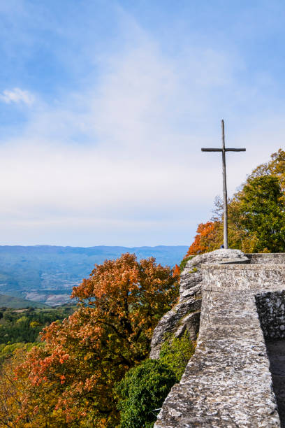 foreste casentinesi, monte falterona 및 campigna의 국립 공원 - 토스카나 - cross autumn sky beauty in nature 뉴스 사진 이미지