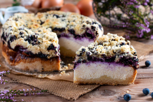 pedaço de bolo de mirtilo caseiro com frutas na mesa de madeira, feche - muffin blueberry muffin blueberry butter - fotografias e filmes do acervo