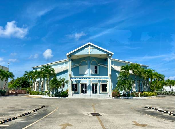 caïmans island- george town - chiesa - cayman islands street georgetown cayman islands grand cayman foto e immagini stock