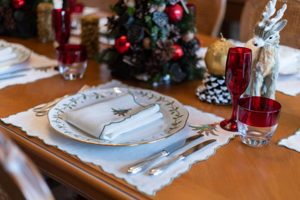Christmas-New Year themed dinner table. vista general de la mesa de cena de navidad vacía, video en cámara lenta de la mesa de navidad vacía durante la pandemia, mesa de comedor temática de navidad, árbol de navidad decorado y ciervos de madera y decoraciones navideñas en la mesa de comedo