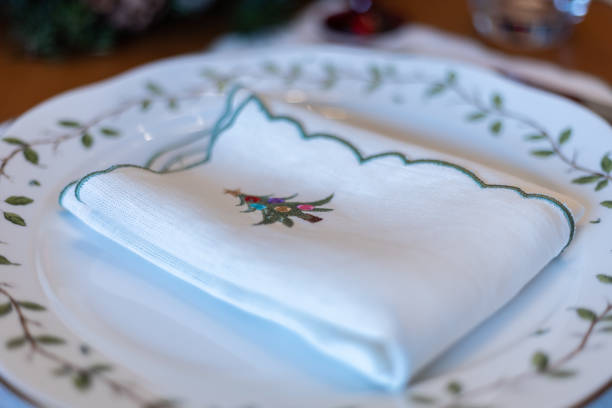 Christmas-New Year themed dinner table. plato de servicio temático de navidad, preparación de la mesa de la cena, video de primer plano de la mesa de navidad vacía, video en cámara lenta de la mesa de navidad vacía durante la pandemia, servicio de mesa de la cena, servir cubiertos y platos