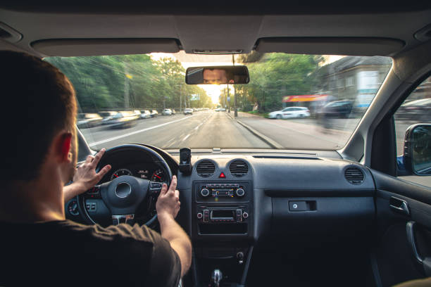 mani sul volante quando si guida ad alta velocità dall'interno dell'auto. - car vehicle interior inside of dashboard foto e immagini stock