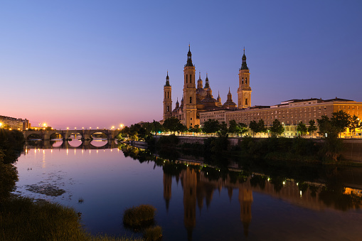 Basílica de Nuestra Señora del Pilar y río Ebro al amanecer en Zaragoza, España. photo