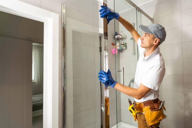 trabalhadores estão instalando porta de vidro do compartimento do chuveiro - water pipe work tool home improvement office - fotografias e filmes do acervo