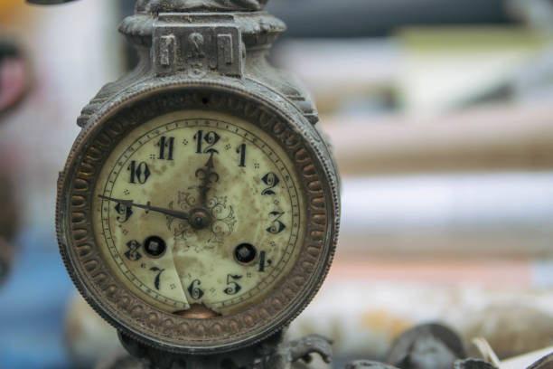 eles vendem relógios antigos na feira. há um lugar para uma inscrição ao lado, o relógio é de perto. foto de alta qualidade - antique clock - fotografias e filmes do acervo