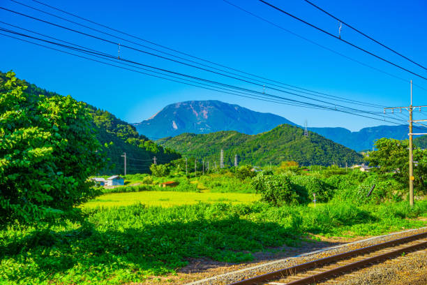 carril de tren - non urban scene railroad track station day fotografías e imágenes de stock