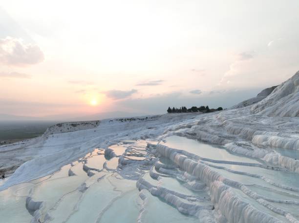 pamukkale travertines cinematic aerial drone imágenes. famoso baño termal blanco turco con agua limpia y saludable en una hermosa puesta de sol. - europe high angle view waterfall water fotografías e imágenes de stock