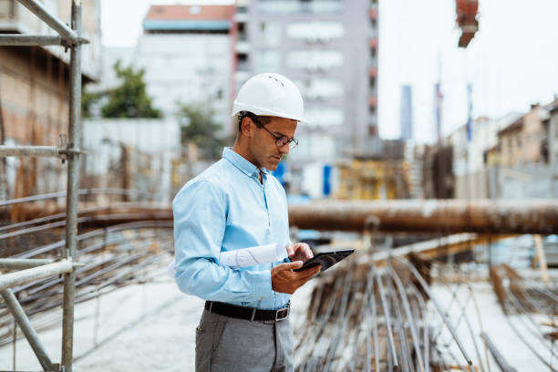 trabajador de la construcción o ingeniero que utiliza tableta digital - promotor inmobiliario fotografías e imágenes de stock