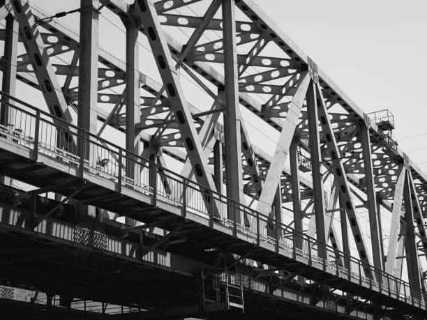 ponti ferroviari - foto in bianco e nero vista urbana - construction bridge below concrete foto e immagini stock