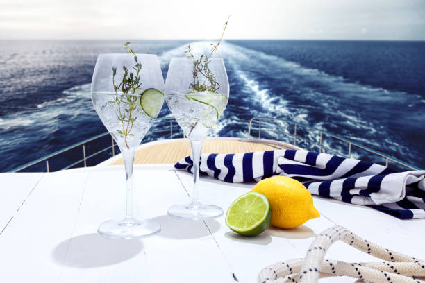 新鮮なレモネードのグラス、新婚旅行の休暇中の高級クルーズ船のデッキでのキュウリのカクテル、屋外。愛、旅行、鮮やかな印象 - drink alcohol summer celebration ストックフォトと画像