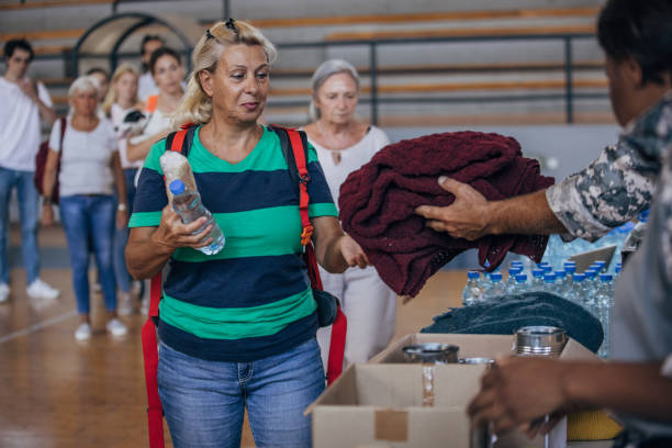 pessoas recebendo doações após desastre natural - homelessness food in a row people - fotografias e filmes do acervo