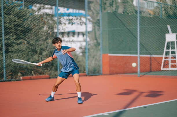 하드 코트에서 테니스를하는 전문 아시아 젊은 중국 남자 테니스 선수 - tennis asian ethnicity male forehand 뉴스 사진 이미지