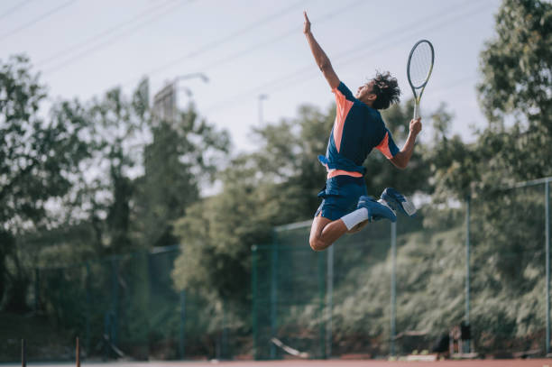 하드 코트에서 봉사하는 중공을 뛰어 넘는 아시아 중국 남자 테니스 선수 - tennis asian ethnicity male forehand 뉴스 사진 이미지