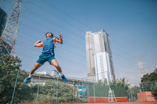 하드 코트에서 봉사하는 중공을 뛰어 넘는 아시아 중국 남자 테니스 선수 - tennis asian ethnicity male forehand 뉴스 사진 이미지