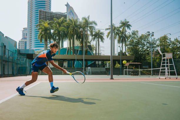 숙련 된 아시아 중국 테니스 선수가 하드 코트에서 세이브를하는 것 - tennis asian ethnicity male forehand 뉴스 사진 이미지