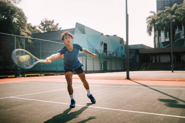 숙련 된 아시아 중국 테니스 선수가 하드 코트에서 세이브를하는 것 - tennis asian ethnicity male forehand 뉴스 사진 이미지