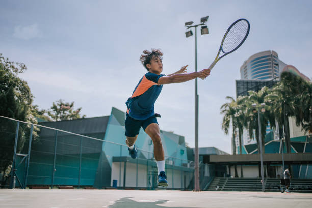 숙련 된 아시아 중국 테니스 선수가 공중에서 점프하여 세이브를 만듭니다. - tennis asian ethnicity male forehand 뉴스 사진 이미지