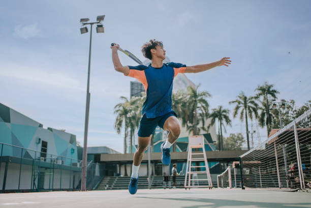 숙련 된 아시아 중국 테니스 선수가 공중에서 점프하여 세이브를 만듭니다. - tennis asian ethnicity male forehand 뉴스 사진 이미지