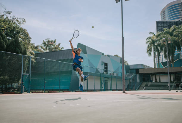 숙련 된 아시아 중국 테니스 선수가 공중에서 점프하여 세이브를 만듭니다. - tennis asian ethnicity male forehand 뉴스 사진 이미지