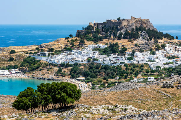 vue panoramique sur la baie de lindos, le village et l’acropole de lindos à rhodes - lindos photos et images de collection