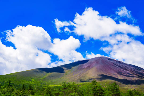 volcán activo de montaña asama en karuizawa nagano japón - prefectura de nagano fotografías e imágenes de stock