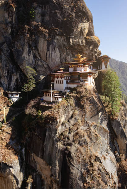 vista del tempio tiger's nest a paro, bhutan - taktsang monastery immagine foto e immagini stock