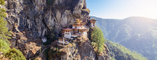 vue panoramique du temple du nid de tigre à paro, bhoutan - monastère de taktsang photos et images de collection