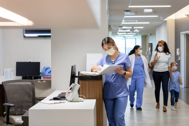 arzt führt den patienten in sein zimmer - medical building stock-fotos und bilder