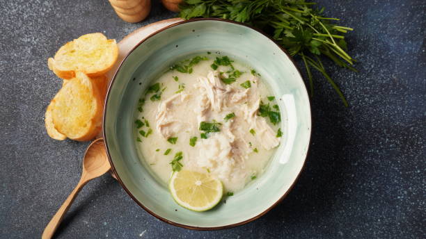 avgolemono - traditionelle griechische hühnersuppe mit reis, zitrone und eiern - hühnersuppe stock-fotos und bilder