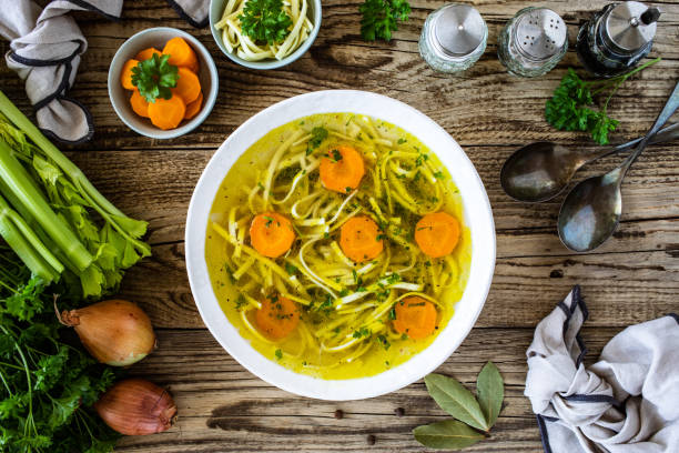 caldo - sopa de pollo - noodle soup fotografías e imágenes de stock