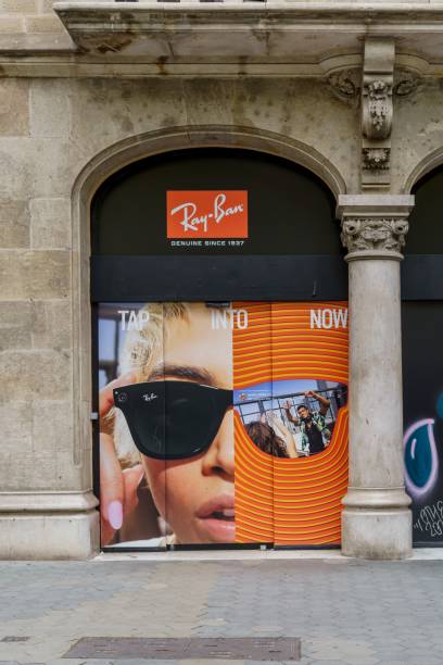 logotipo e fachada da ray-ban, uma marca americana-italiana de óculos de sol e óculos de luxo fundada em 1937 pela bausch & lomb. - raybans - fotografias e filmes do acervo