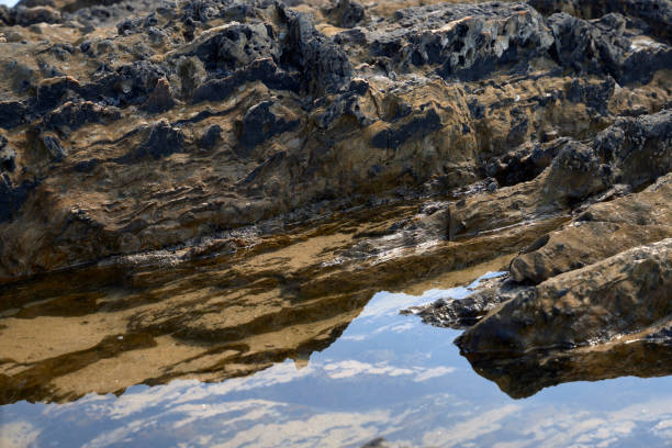 rocas en una playa de la provincia de a coruña, en el norte de españa - grotto falls fotografías e imágenes de stock