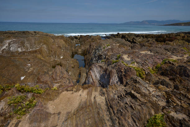 rocas en una playa de la provincia de a coruña, en el norte de españa - grotto falls fotografías e imágenes de stock