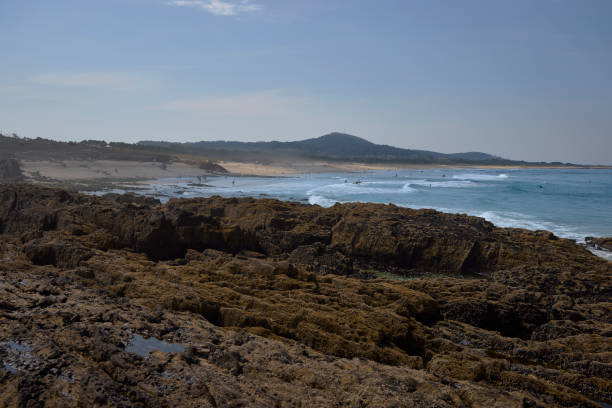 rocas en una playa de la provincia de a coruña, en el norte de españa - grotto falls fotografías e imágenes de stock