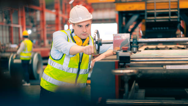 Smart professional Caucasian quality control,Industrial,factory engineer,technician,worker man in safety helmet operate machine in steel metal sheet production,manufacture worker concept in copy space control de calidad caucásico profesional inteligente, industrial, ingeniero de fábrica, técnico, hombre trabajador en casco de seguridad operar máquina en la producción de chapa de metal de acero, concepto de trabajador de fabricación en espacio de c