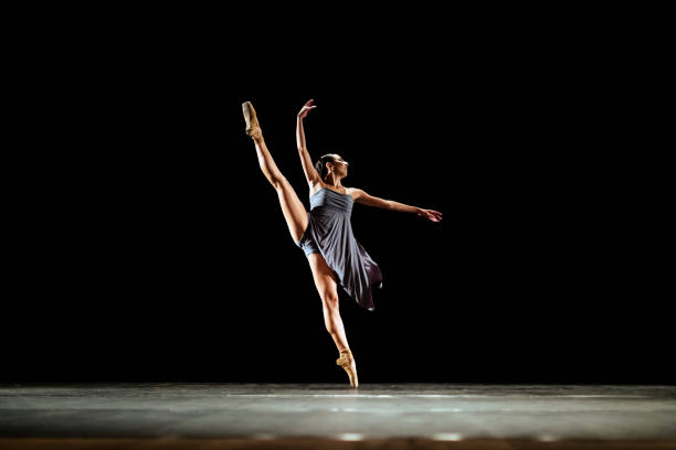 dziewczyna tańcząca balet neoklasyczny na ciemnej scenie - balet zdjęcia i obrazy z banku zdjęć