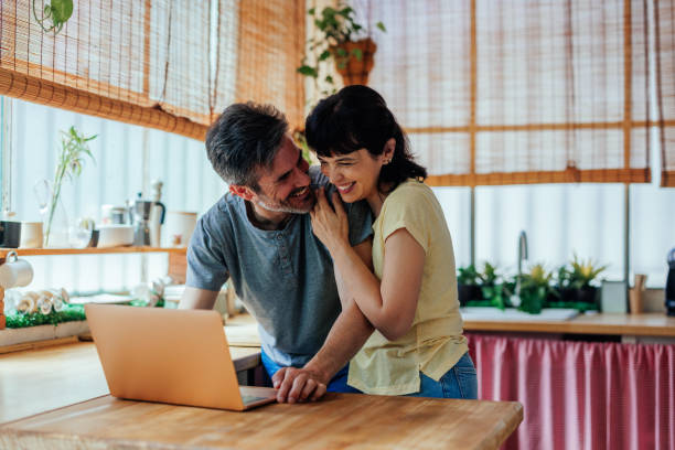 집에서 본딩하는 동안 노트북을 사용하는 커플 - middle human age couple women 뉴스 사진 이미지