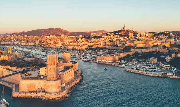 vista aérea del puerto viejo de viuex de marsella durante la puesta de sol en francia - marselle fotografías e imágenes de stock