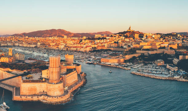 вид с воздуха на старый порт марселя viuex во время заката во франции - старый порт стоковые фото и изображения