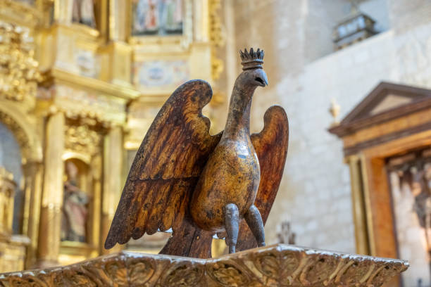 eagle lectern en la iglesia católica española - brass eagle fotografías e imágenes de stock