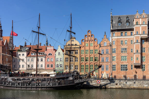 gdansk, polônia - uma réplica de um galeão como um navio de cruzeiro na cidade velha de gdansk - nautical vessel wood sailing ship repairing - fotografias e filmes do acervo