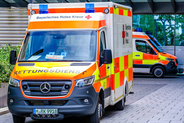 voiture d’ambulance allemande typique - ambulance healthcare and medicine germany car photos et images de collection